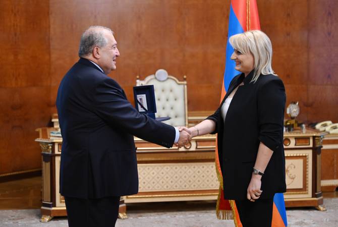 Президент Армении наградил Элину Даниелян и сыграл с ней в шахматы 


