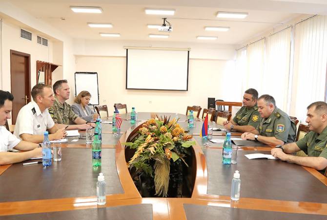 رئيس الأركان العامة للقوات المسلحة الأرمينية يستقبل الملحق العسكري الأمريكي المعين حديثاً بأرمينيا 
وبحث التعاون 