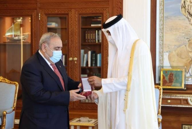 L'Ambassadeur d'Arménie reçoit une médaille Al Wajbah des mains de l'émir du Qatar