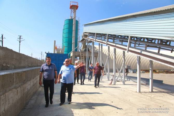 Президент Республики Арцах  Араик Арутюнян посетил недавно открывшийся Аскеранский 
цементный завод