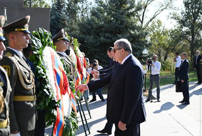 Президент Армении в Ераблуре почтил память героев, павших за независимость и защиту 
Родины

