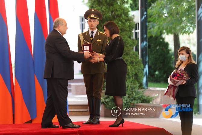 President Sarkissian bestows titles and awards on Independence Day  
