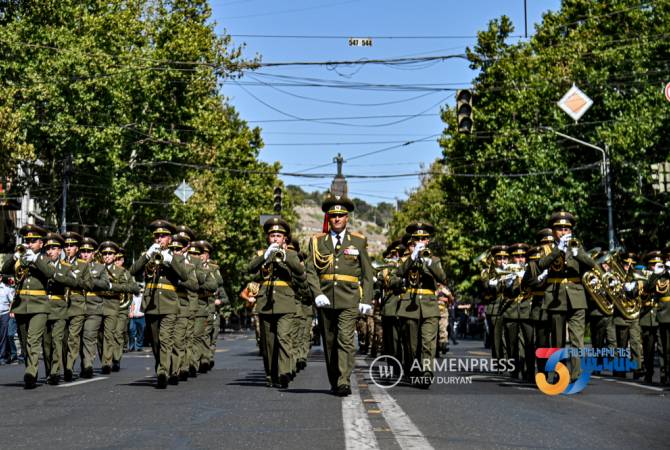 وحدات مختلفة من القوات المسلحة الأرمينية تنظّم مسيرات احتفالية بشوارع يريفان بمناسبة عيد 
الاستقلال مع الأوركستر العسكرية