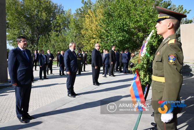 رئيس الوزراء الأرميني نيكول باشينيان مع رئيس البرلمان آلان سيمونيان ورئيس آرتساخ أرايك هاروتيونيان 
يزور يرابليور 