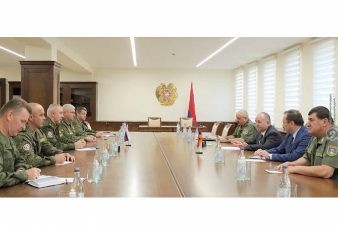 Le ministre arménien de la Défense rencontre le nouveau commandant des forces russes de 
maintien de la paix en Artsak