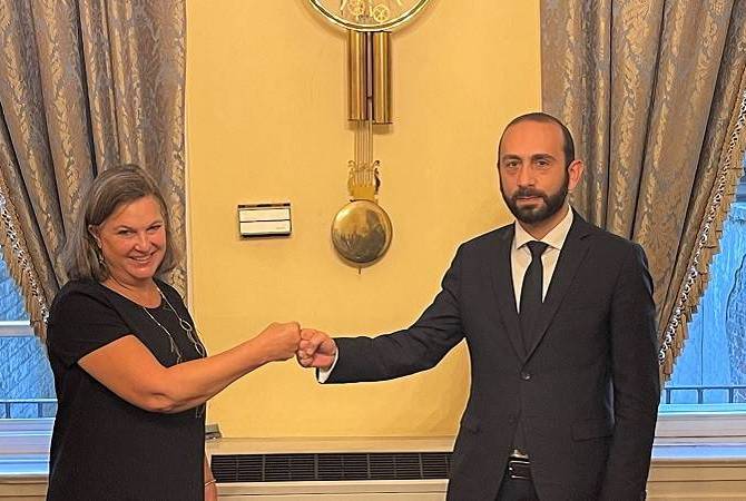 وزير خارجية أرمينيا يلتقي نائب مساعد وزيرة الخارجية الأمريكية للشؤون السياسية وتقيّم وضع آرتساخ 
واعتراف بايدن بالإبادة 