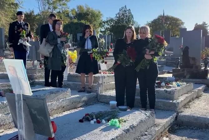 L'Ambassadrice des États-Unis en Arménie rend hommage à la mémoire des victimes de la 
guerre d'Artsakh à Yerablur