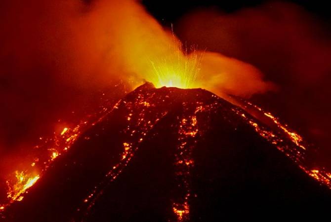 На острове Пальма возобновилось извержение вулкана