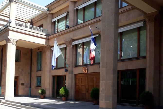 سفارة فرنسا في أرمينيا تقف دقيقة صمت حداداً على الشهداء الذين دحروا العدوان الأذري التركي على 
آرتساخ ب2020