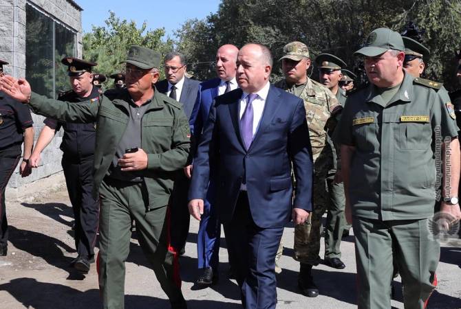 Defense Minister of Armenia pays tribute at Yerablur military pantheon