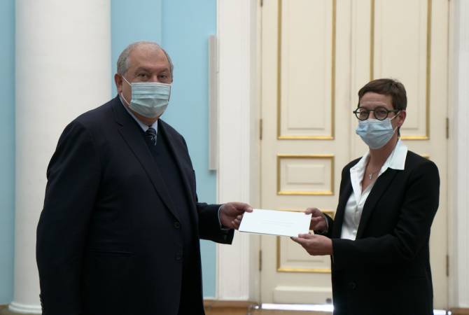 الرئيس أرمين سركيسيان يتلقّى أوراق اعتماد سفيرة فرنسا المعينة حديثاً لدى أرمينيا آن لويوت