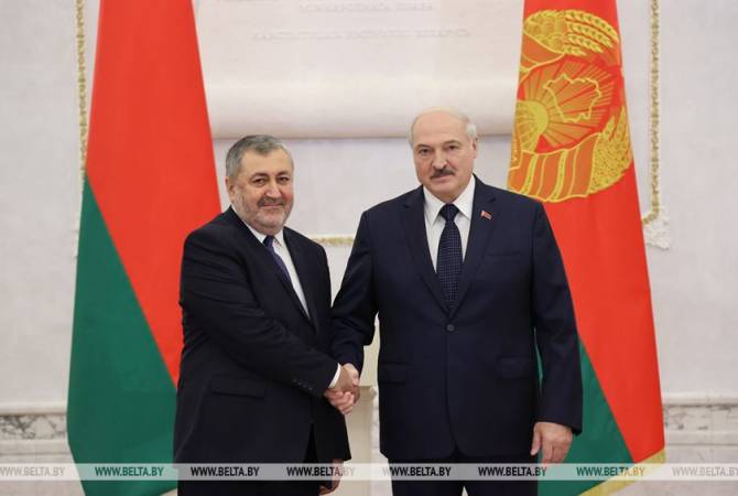Le nouvel Ambassadeur d'Arménie au Belarus remet ses lettres de créance au Président 
Lukashenko