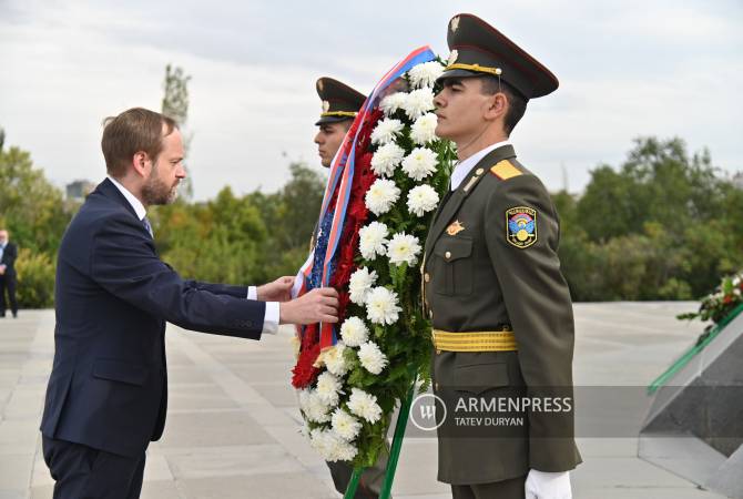 وزير خارجية التشيك ياكوب كولهانيك يزور نصب تسيتسيرناكابيرد التذكاري ويكرّم شهداء الإبادة الجماعية 
الأرمنية