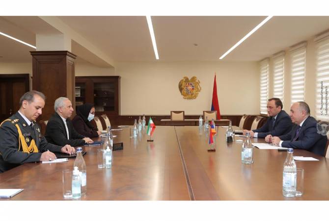 Министр обороны Армении и посол Ирана обсудили региональные проблемы

