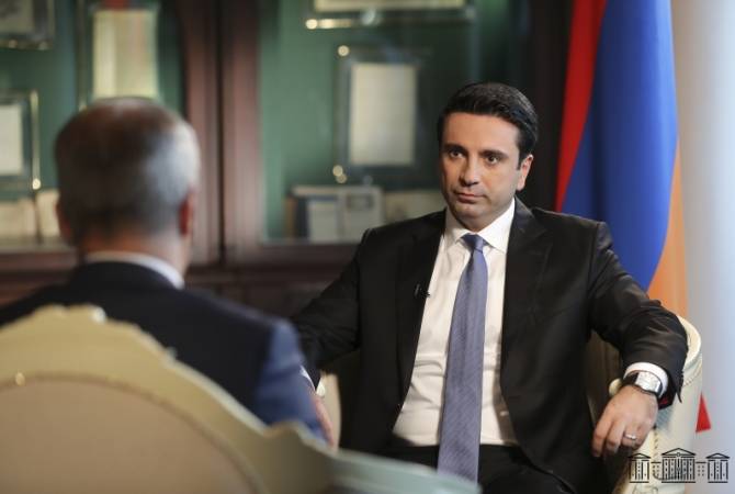 رئيس برلمان أرمينيا آلان سيمونيان يقول أنه من الصعب تخيل التعايش السلمي بين الشعبين وأذربيجان 
تمارس التطهير والإجرام