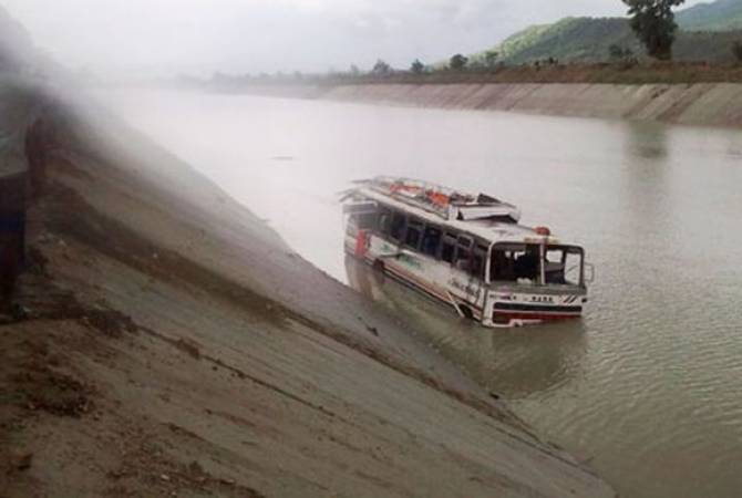 Большой автобус упал в реку на севере Китая