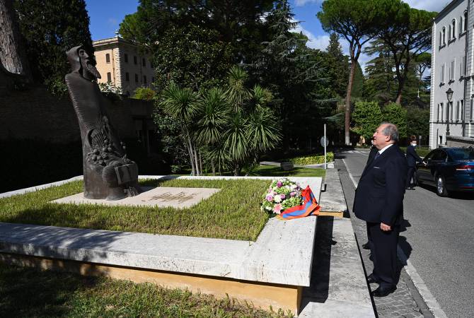 President Sarkissian lays flowers at the statue of St. Gregory Narekatsi in the Vatican Gardens
