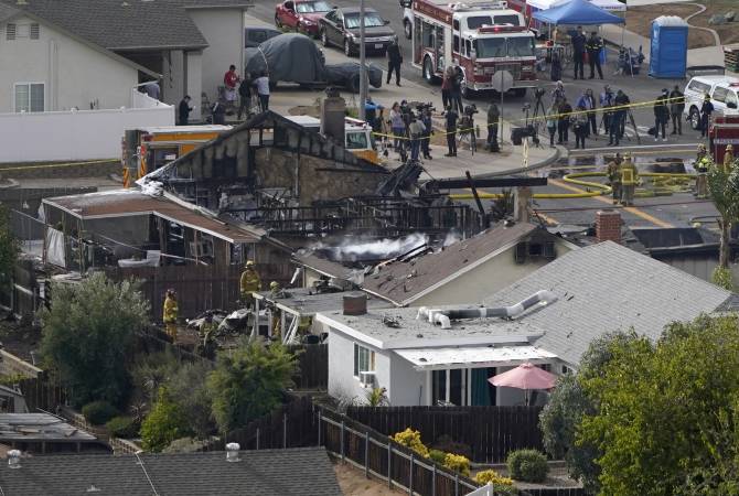 В Калифорнии легкомоторный самолет упал на жилые дома


