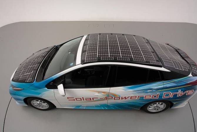Toyota планирует использовать новейшие солнечные батареи в своих автомобилях
