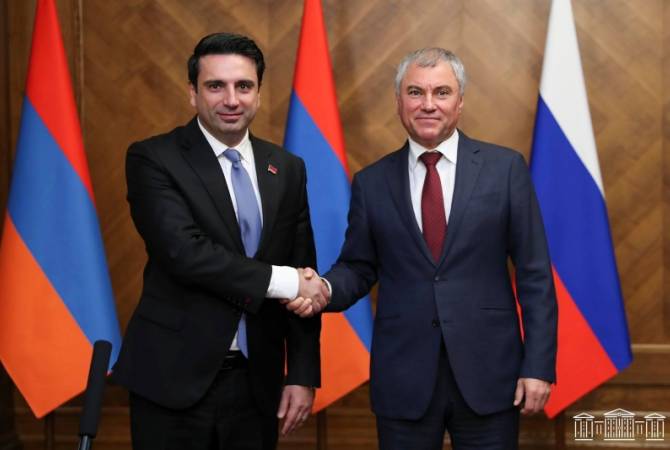 رئيس برلمان أرمينيا آلان سيمونيان يهنّئ فياتشيسلاف فولودين على إعادة انتخابه رئيساً لمجلس الدوما   
الروسي