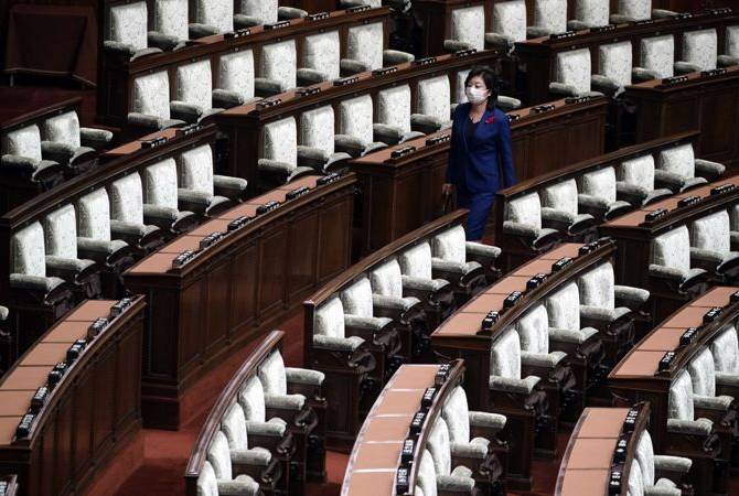 Император Японии распустил нижнюю палату парламента

