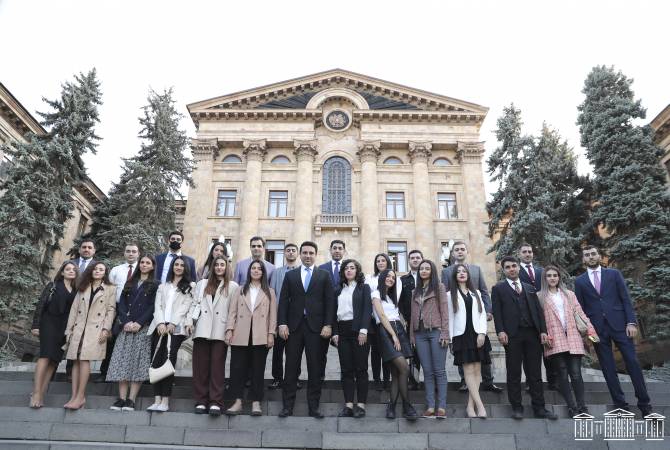 Alen Simonyan a accueilli les jeunes en stage à l'Assemblée nationale 