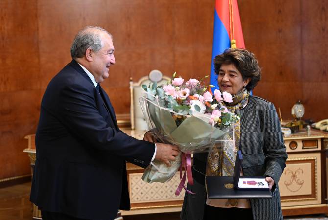 Armen Sarkissian a remis un prix d'État à Edele Hovnanian, présidente de la Fondation Hrair et 
Anna Hovnanyan