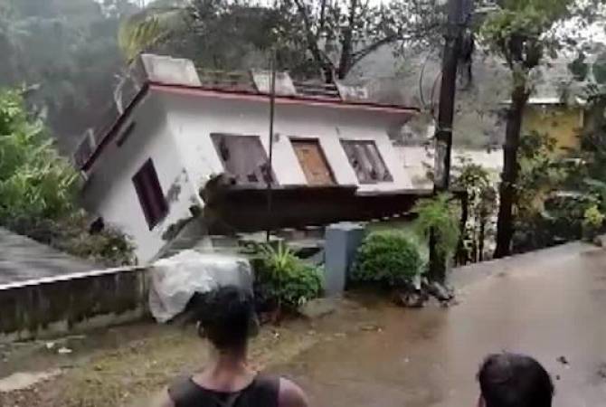 СМИ: на севере Индии из-за оползней и ливней погибли шесть человек
