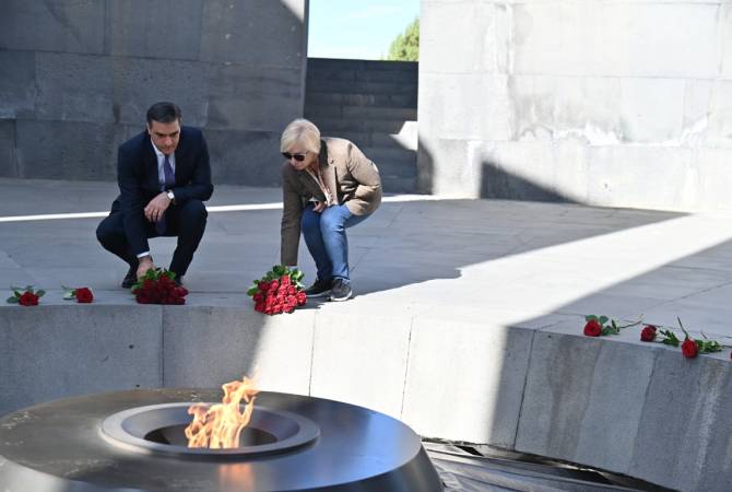أمينة حقوق الإنسان الأوكرانية لودميلا دينيسوفا ووفدها يزور نصب تسيتسرناكابيرد ويكرّم ذكرى ضحايا 
الإبادة الأرمنية بيريفان