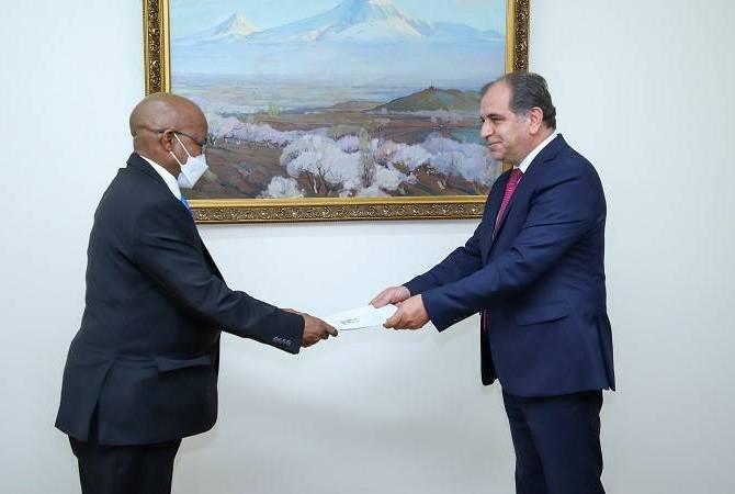 Le nouvel Ambassadeur de Sierra Leone présente une copie de ses lettres de créance au vice-
ministre arménien des AE