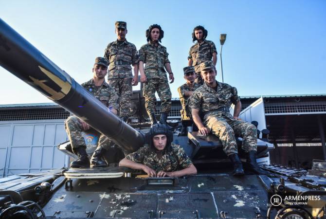 В Армении будем последовательно создавать профессиональную армию: Пашинян


