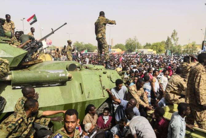 СМИ: в Судане военные перекрыли въезды в столицу