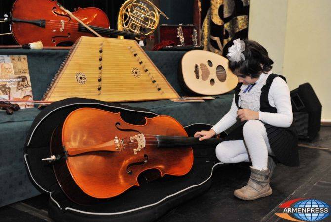 Музыкальным школам Арцаха вручат в дар инструменты

