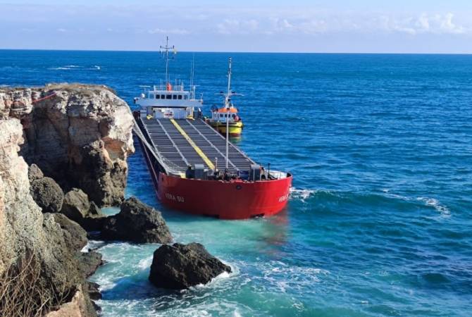 В Болгарии освободили судно, более месяца назад застрявшее в скалах