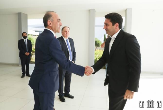 رئيس البرلمان الأرميني آلان سيمونيان يلتقي رئيس اللجنة البرلمانية المشتركة بين قبرص وأرمينيا حول 
التعاون هاريس جورجيادس-
