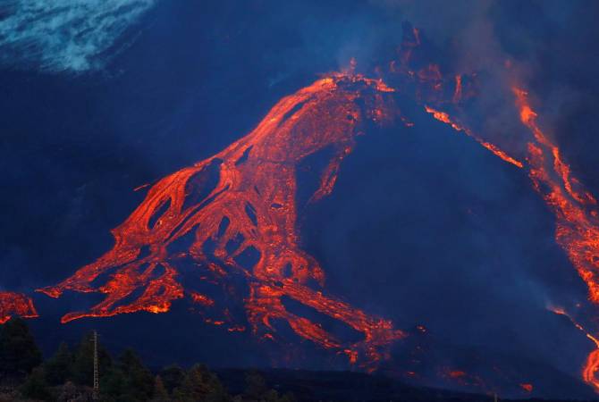 Уровень земли на острове Пальма, где извергается вулкан, поднялся за сутки на 10 см


