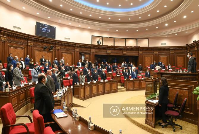 Le Parlement a observé une minute de silence à la mémoire des victimes du Parlement 
arménien, le 27 octobre 1999