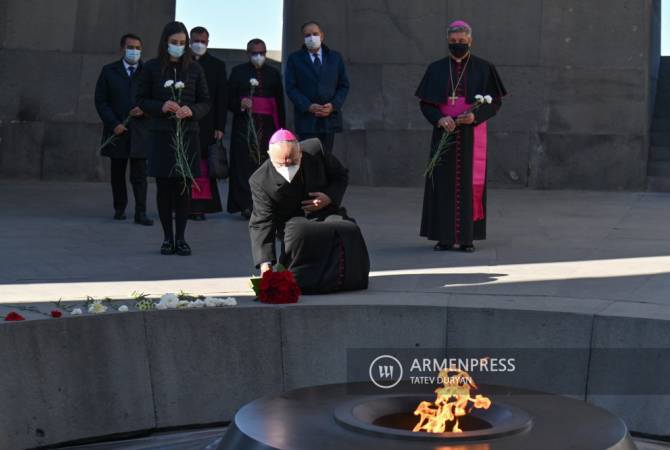 نائب الشؤون العامة بأمانة سر الفاتيكان إدغار بينيا بارا يزور تسيتسرناكابيرد بيريفان ويكرّم ذكرى ضحايا 
الإبادة الأرمنية