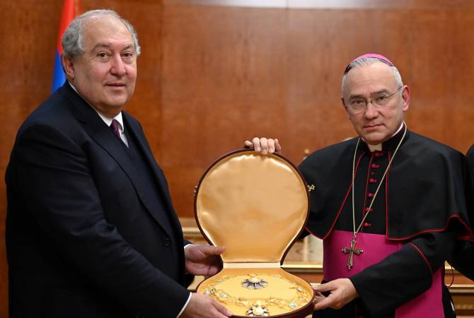 Հռոմի Ֆրանցիսկոս Պապը ՀՀ նախագահին պարգևատրել է Սուրբ Աթոռի բարձրագույն 
շքանշանով


