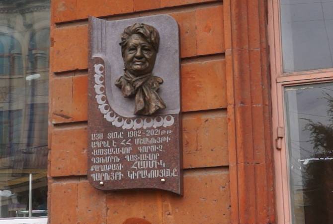 В Гюмри открыта мемориальная доска Асмик Киракосян

 