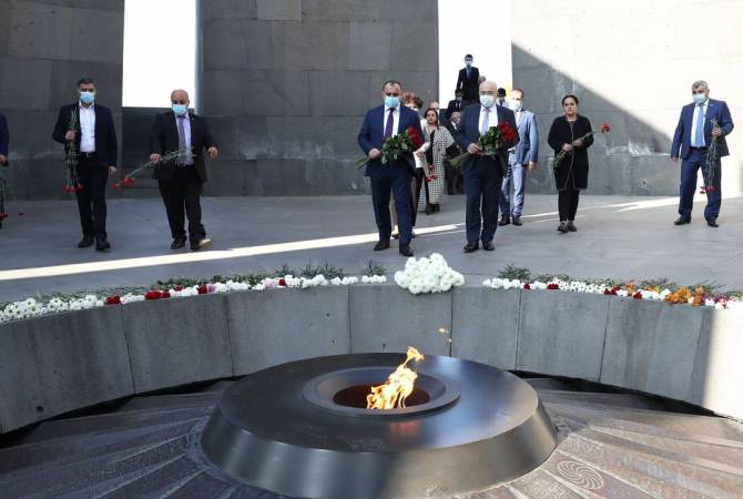 Le président de la Cour constitutionnelle géorgienne visite le Mémorial du génocide arménien à 
Erevan