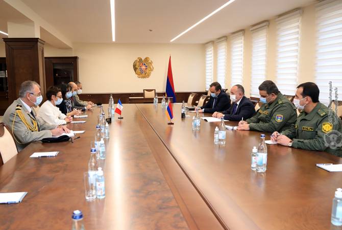 وزير الدفاع الأرميني أرشاك كارابيتيان يستقبل سفيرة فرنسا لدى أرمينيا آن لويوت وبحث تعميق التعاون