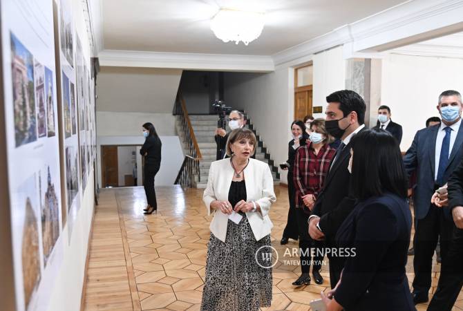 В Парламенте Армении выставлены работы армянских архитекторов из Шуши

