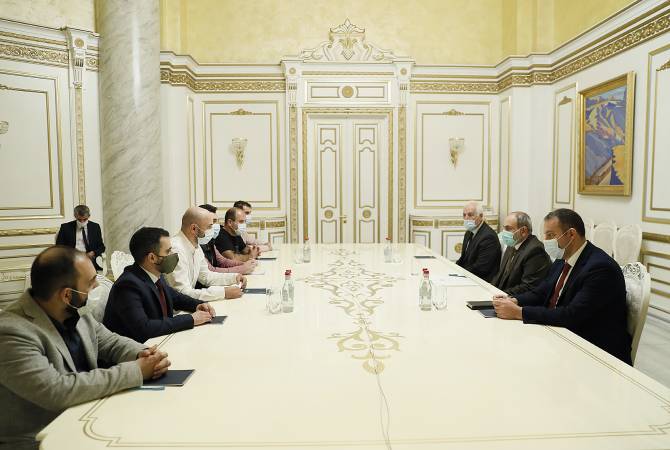 Pashinyan et des représentants d'entreprises informatiques discutent des perspectives de 
coopération public-privé