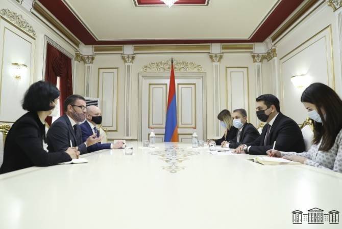 Alen Simonyan, Birleşik Krallık'ın Ermenistan Büyükelçisi John Gallagher'i kabul etti
