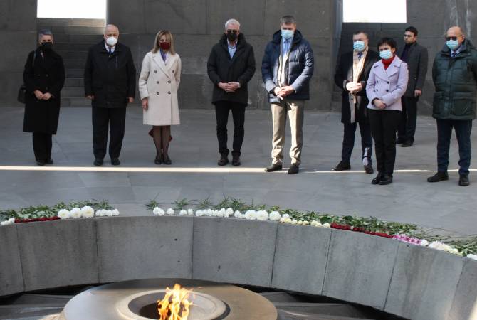 Litvanya Parlamento heyeti Ermeni Soykırımı kurbanlarını anısına saygı duruşunda bulundu