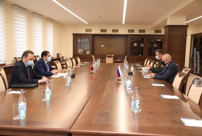 Le ministre de la Défense et l'Ambassadeur Kopyrkin discutent de la coopération arméno-russe 
en matière de Defense
