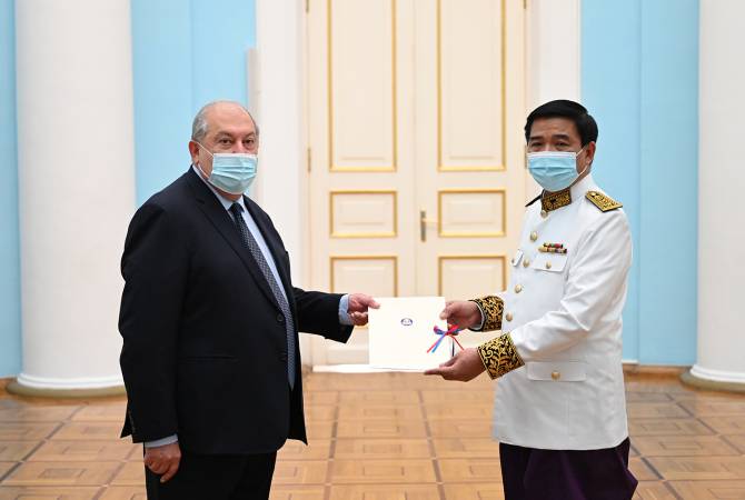 Президент Армении принял верительные грамоты новоназначенного посла Камбоджи

