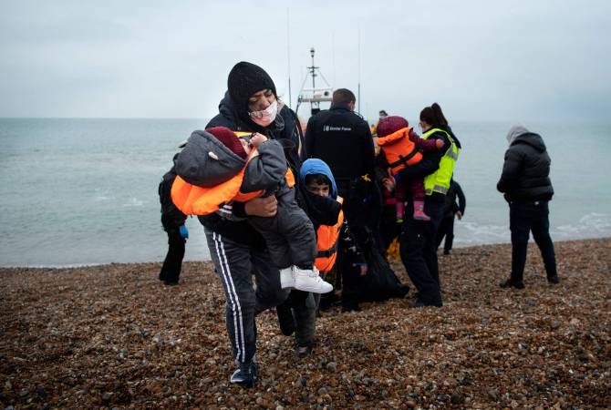 СМИ сообщили о гибели 27 мигрантов при крушении лодки у берегов Франции

