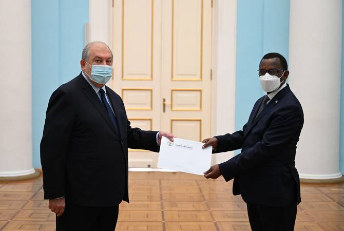 L'ambassadeur nouvellement nommé du Rwanda en Arménie a présenté ses lettres de créance 
au président Sarkissian